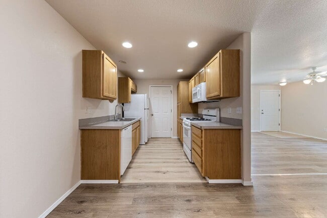 Building Photo - Spacious 3 bedroom Duplex