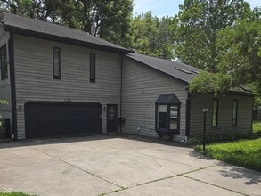 Building Photo - 945 Fox Hill Dr