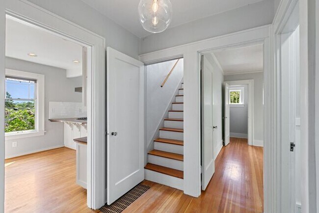 Building Photo - Charming AIR CONDITIONED Leschi Craftsman