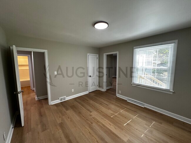 Building Photo - 2723 Robin Hood Dr