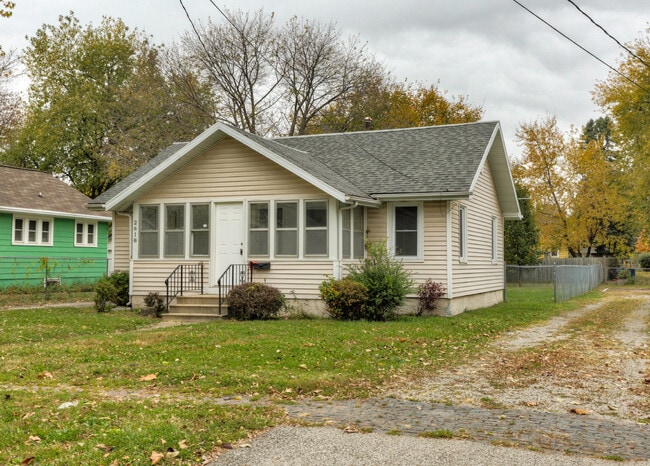 Building Photo - Adorable 2 Bedroom 1 Bath Home