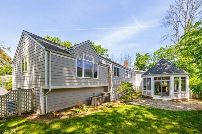 Building Photo - 24 Thackeray Dr