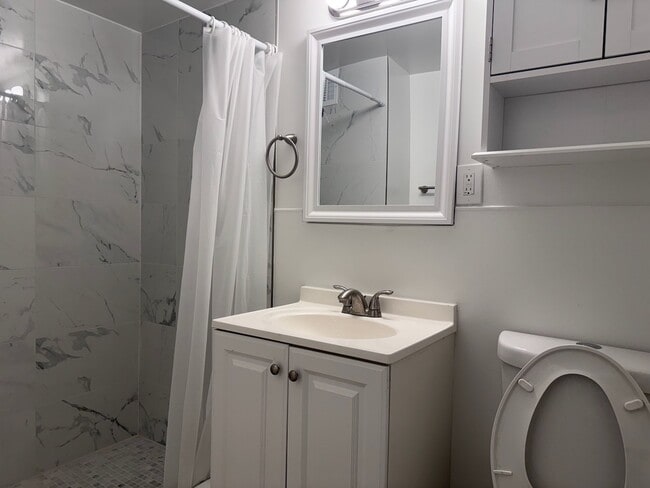 Building Photo - Studio W/Bath/No Parking-Recently renovate...