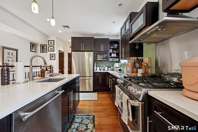 Building Photo - 591 Orange St