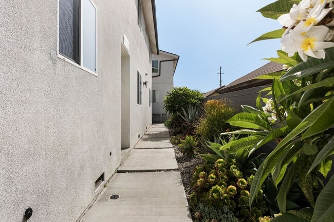 Building Photo - This beautiful and updated 4 Bed / 3 Bath apartment in a prime Boyle Heights location is now avai...