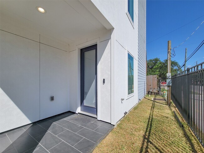 Building Photo - 905 Quitman St