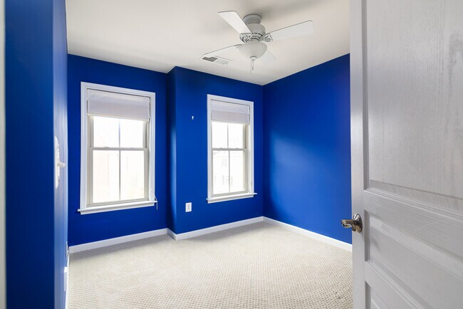 Building Photo - 2638 S Kenmore Ct