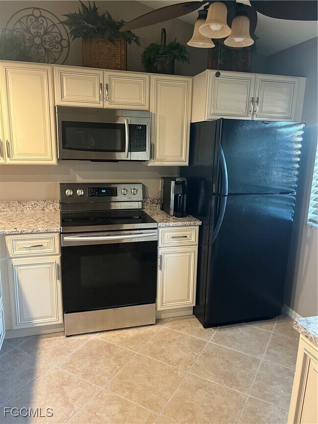 Building Photo - 13094 Cross Creek Ct