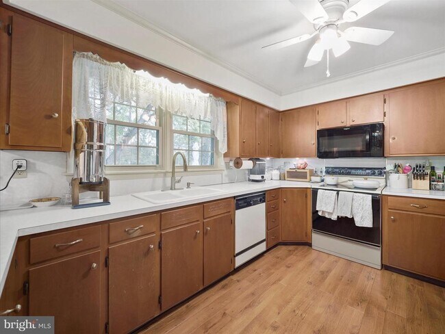 Building Photo - 560 Meadowview Cir