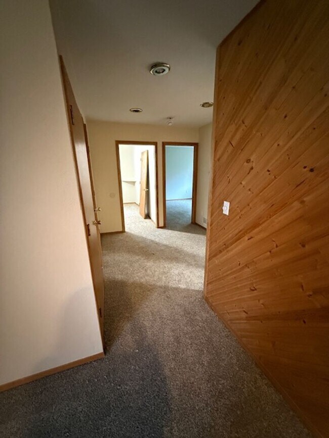 Building Photo - Large 5 bedroom home with updates in quiet neighborhood