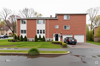 Building Photo - 4 bedroom in Newton MA 02468