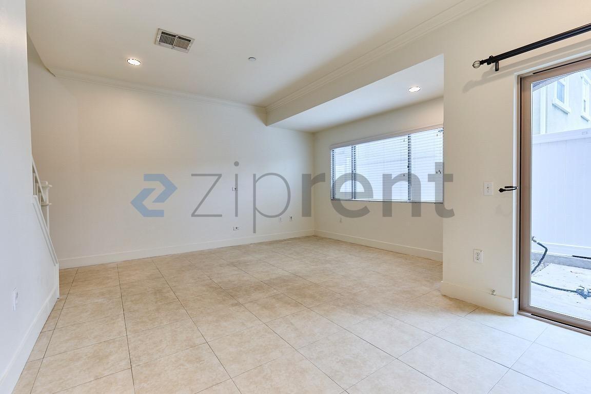 Building Photo - Unit 11