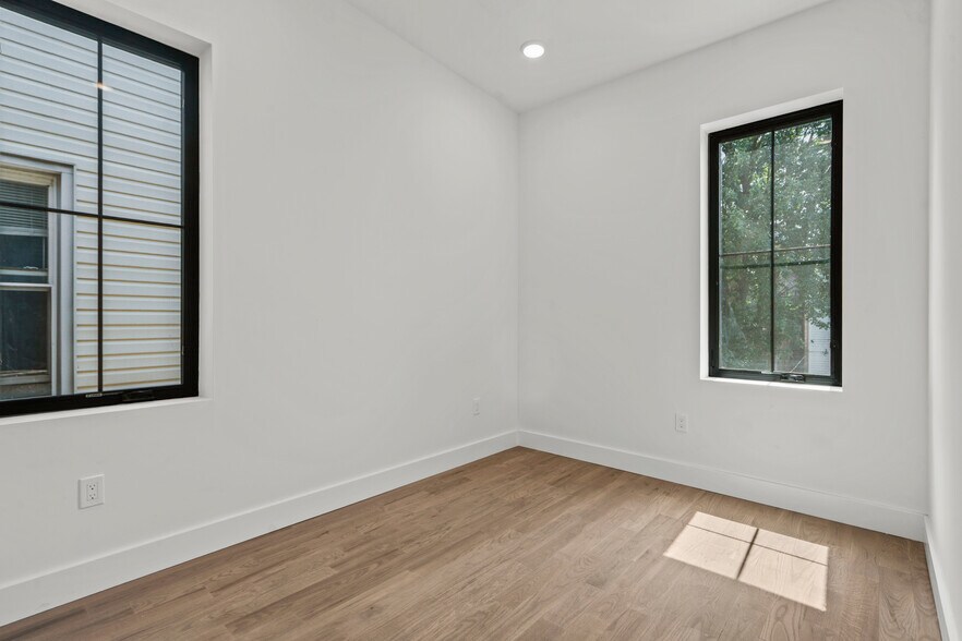 Building Photo - 41 47th St