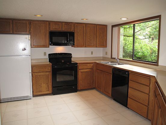 Building Photo - Magnificent Somerset Home on Cul de Sac!
