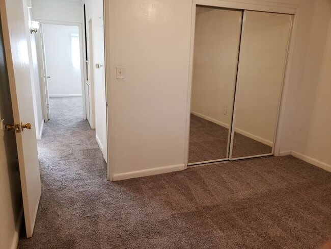 Building Photo - $1000 REBATE!SPACIOUS 2BR/1BA Unit with pr...