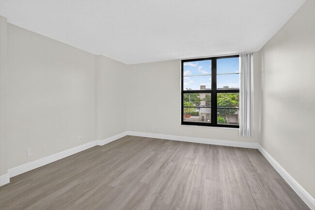 Building Photo - 4 Royal Palm Way