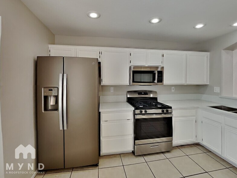 Building Photo - 3942 Redfield Ave