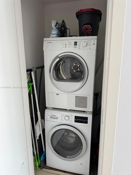 Building Photo - 200 Biscayne Blvd Way