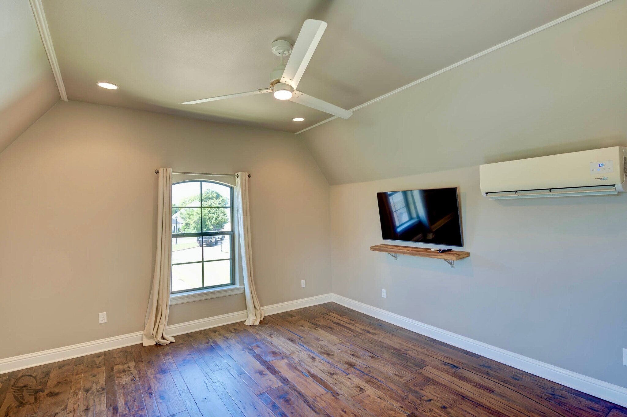 Building Photo - 555 Canterbury Ln