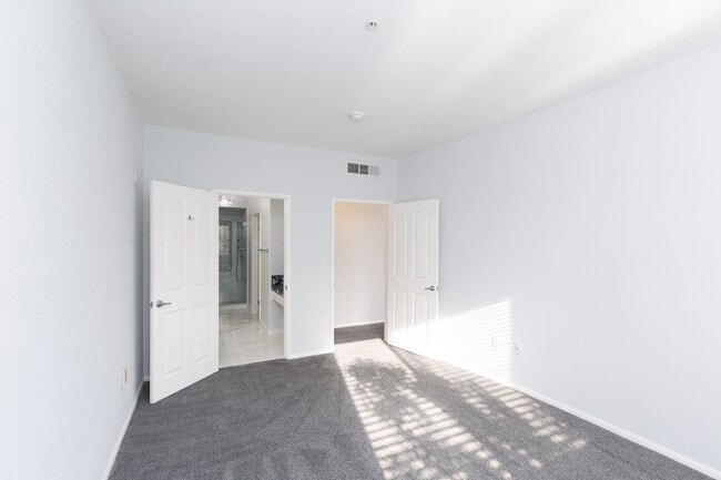 Building Photo - AMAZING 2/2 MARINA DISTRICT CONDO WITH 2 A...