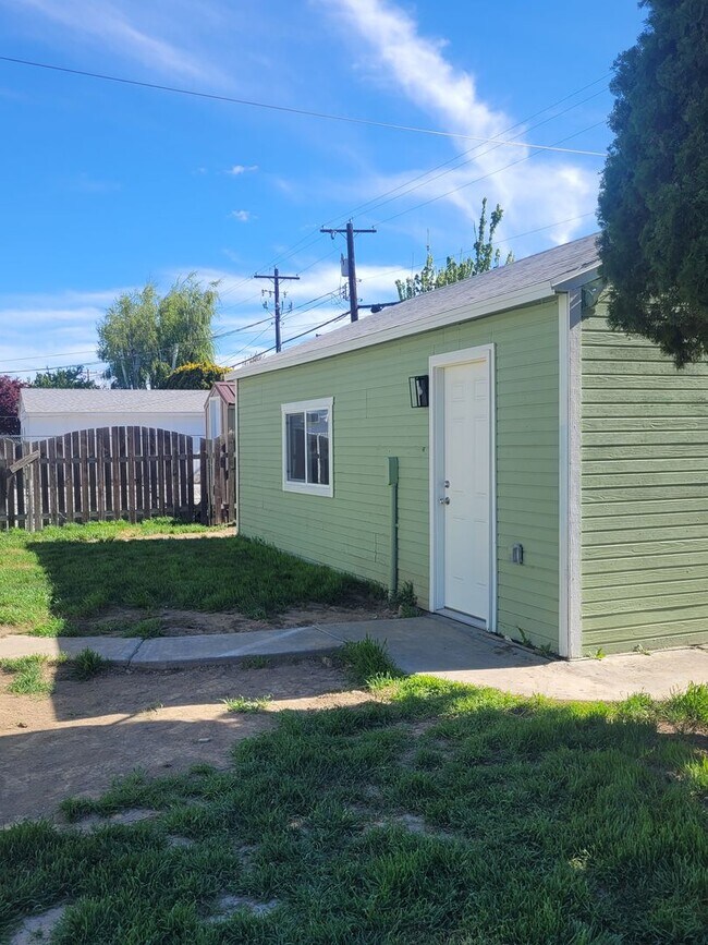 Building Photo - Fully Remodeled with Garage, Yard Care Included & Free May rent with 1 Year Lease
