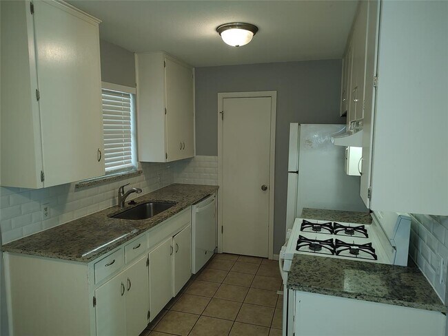 Building Photo - 3305 Dolphin Cove