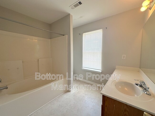 Building Photo - 424 Winding Canyon Dr