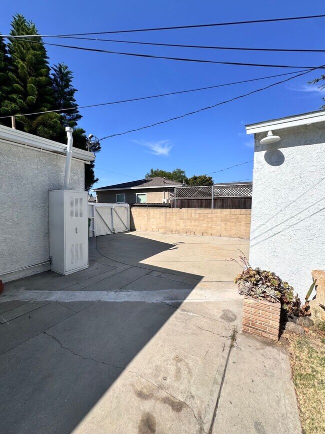 Building Photo - 5833 E Parapet St