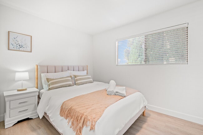 Building Photo - 734 Claraday St