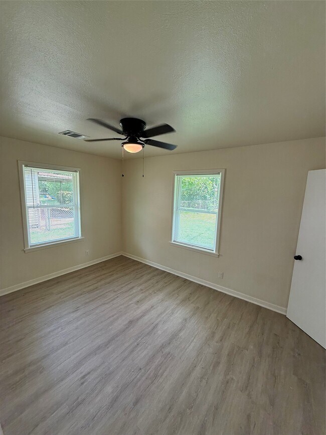 Building Photo - 407 Midway Dr