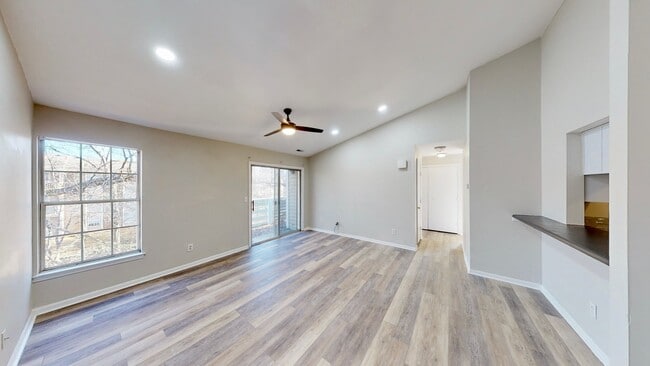 Building Photo - 9617 Vinca Cir