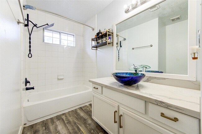 Building Photo - 19334 Strathmore Pl Ln