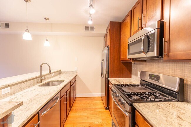 Building Photo - Bright and Spacious 2 Bedroom Abode in Bre...