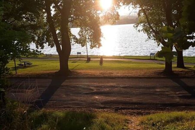 Building Photo - Condo located near the lake- Available NOW until July 31st, 2026. Available again September 1st, ...