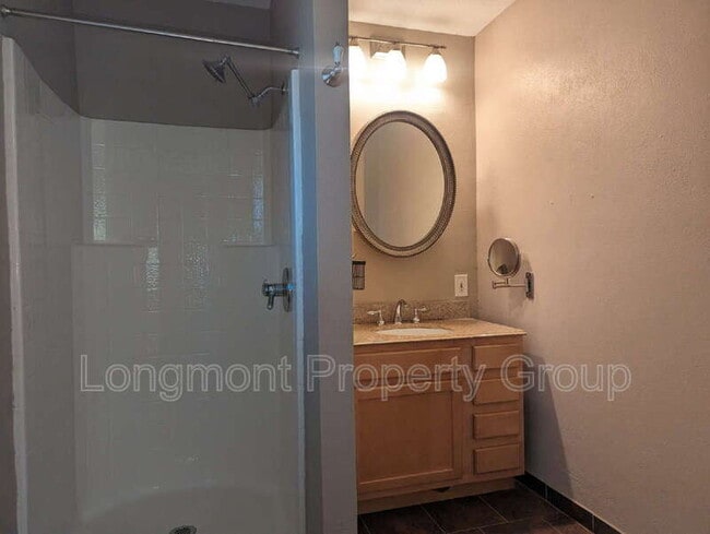 Building Photo - 305 Cottonwood Ct