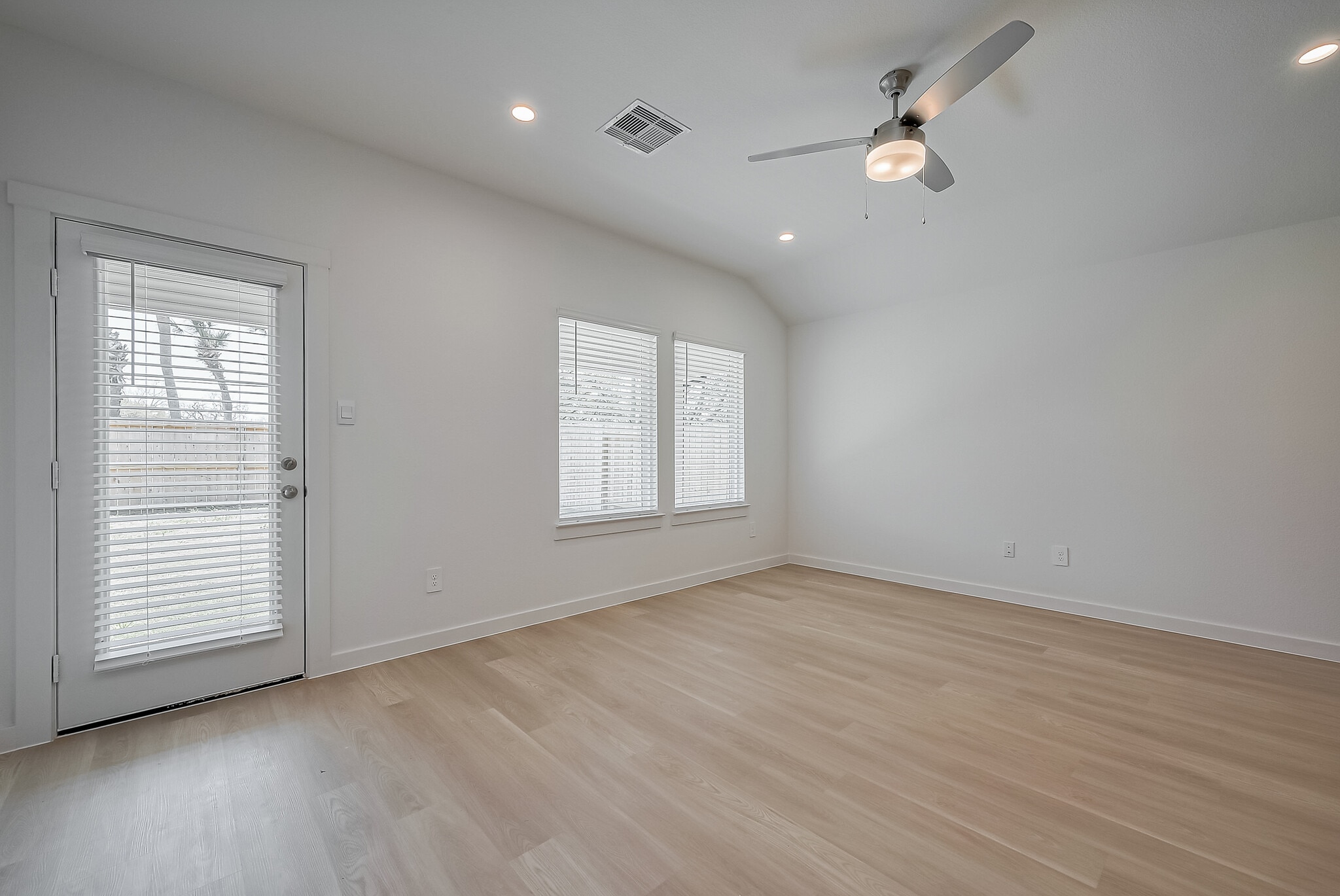 Living room with backyard access - 1535 Merulana Ln