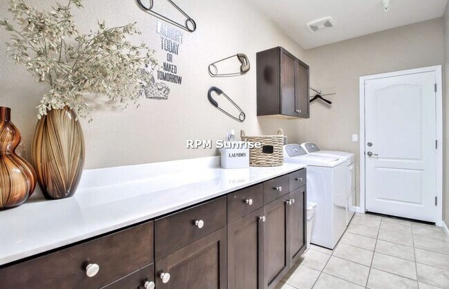 Building Photo - Spacious 3BR/2BA House Near Shopping & Dining
