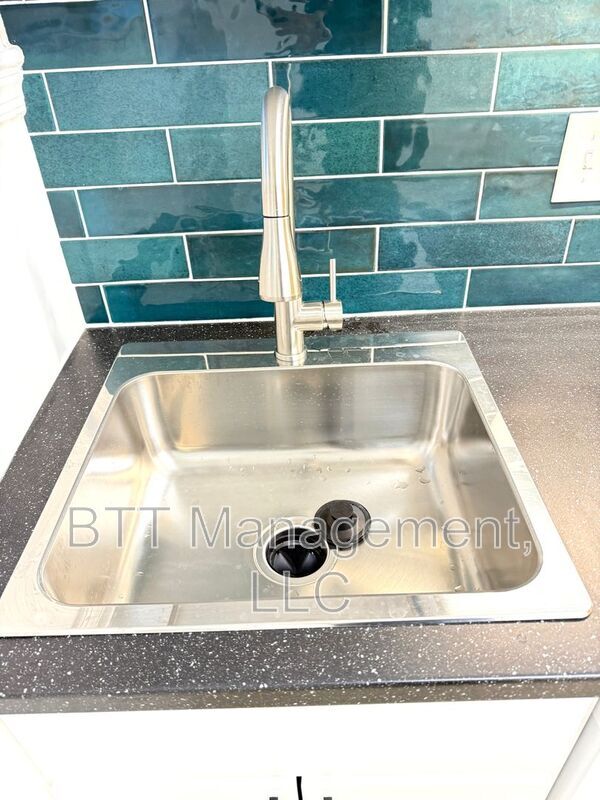 Building Photo - 8800 Plymouth St