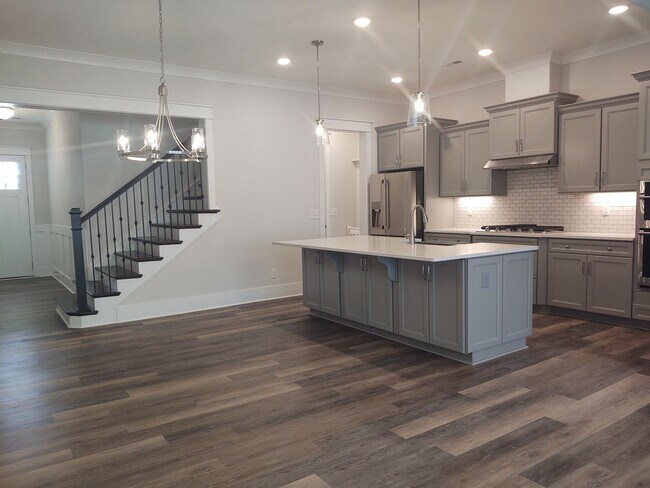 Building Photo - Move-in ready Townhome located in Blanchar...