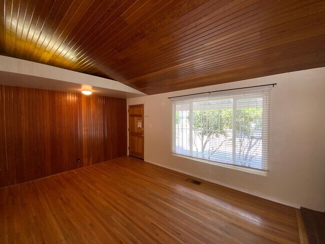 Building Photo - 3 Bedroom Single Story Home Available Near...