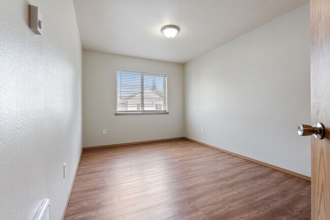 Building Photo - Beautiful 4bed/2.5bath - 1/2 OFF First months rent!