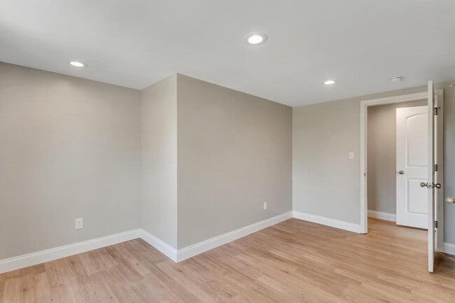 Building Photo - 5404 Nagel Ave