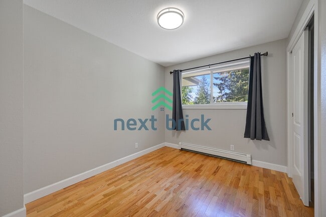 Building Photo - 4 Bed and 2 Bath Remodeled Single-family House Available!