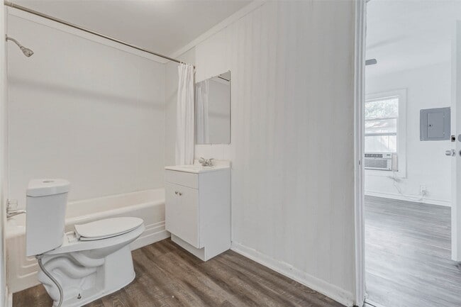 Building Photo - 607 N Speed St