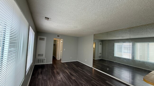 Building Photo - Cute Airy Studio Near Havana and Exposition **Move-In Special**