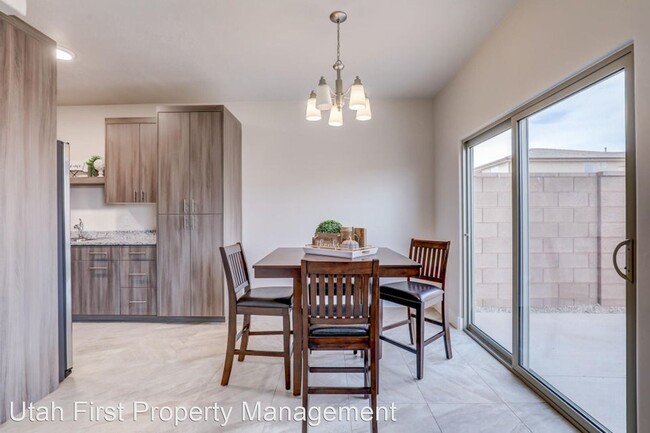 Building Photo - 3 br, 2.5 bath House - 1005 N Tortoise Roc...