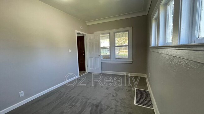 Building Photo - 3430 Maple St