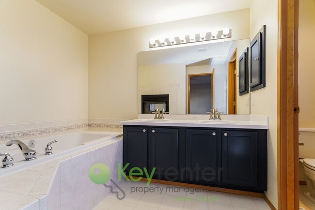 Building Photo - Kent Luxury Home with Double Primary Suite...