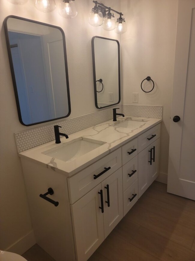Building Photo - Brand New 4 Bed 3 Bath Modern Farmhouse St...