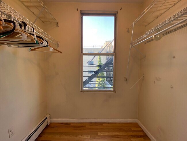 Building Photo - 218 Willow Ave